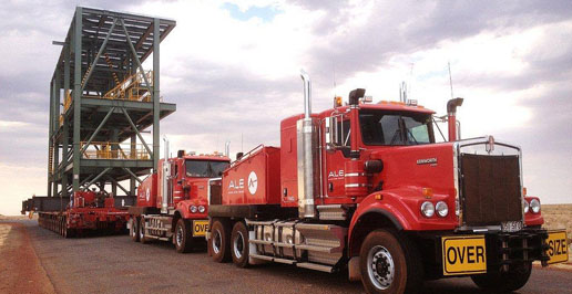 Transporte de equipos de minería por el desierto de Australia