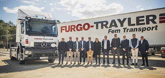 Foto de familia durante la entrega del eActros por parte de Daimler Truck