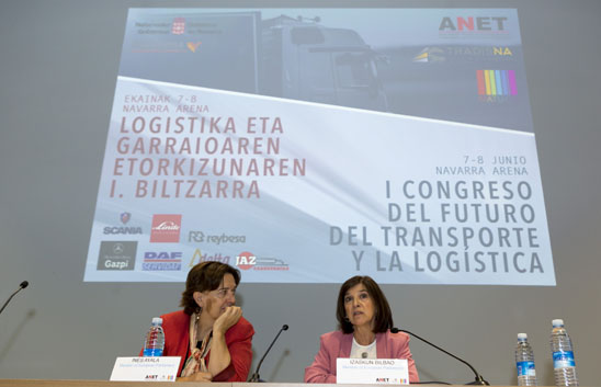 Ines Ayala e Izaskun Bilbao durante su intervención 