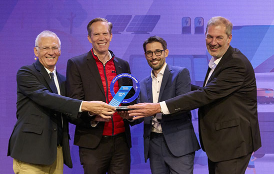 Los responsables de MAN recogen el premio Truck Innovation Award 2025