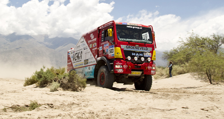 Los conductores de camiones MAN en el rally Dakar 2011, Franz Echter y Marchel van Vliet, alcanzan el 5º y 7º lugar