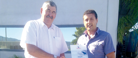 El representante de Schmitz Cargobull hace entrega del diploma al delegado de Comercial Friotransur.