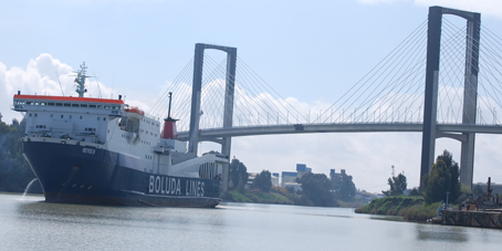 Boluda pone en marcha una línea regular entre Sevilla y las Islas Canarias para el transporte de mercancías