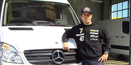 El piloto de motocross Jonathan Barragán confía en la Sprinter 313 de Mercedes-Benz