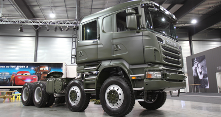 Scania presenta la tractora R 730 8x8 para transporte pesado en Transport 2011