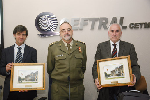 Entrega de cuadros con la fachada de la Academia de Calatayud