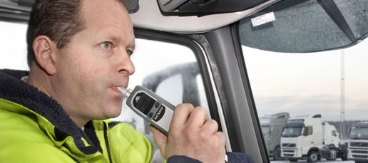 Conductor realizando la prueba de alcohol en aire expirado