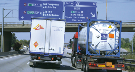 los estacionamientos en torno a la ap-7 concentran la mayor parte de los robos de mercancía que se producen en Cataluña.