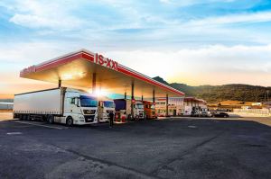 Gasolinera con camiones