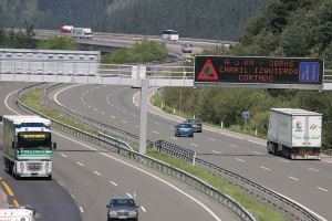 Autopista con camiones