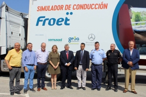 Autoridades delante del simulador de conducción de Froet