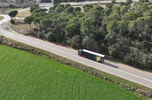 Camión circulando por carretera