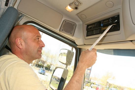 Conductor usando el tacógrafo digital