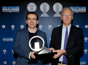 Gianenrico Griffini entrega el premio a Pierre Lahutte 