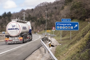 Camión circulando por carretera vasca