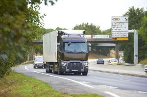 Camión circulando en autopista francesa