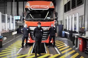 Operarios de la fábrica de DAF trabajando con mascarillas