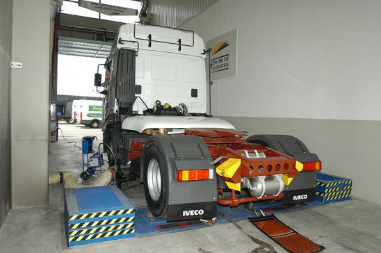 Revisión de un camión en la ITV