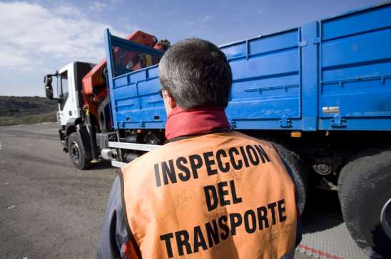 Un inspector de transporte realizando una prueba a un camión