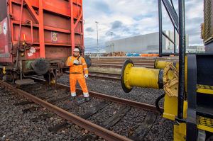 Operario trabajando en transporte ferroviario