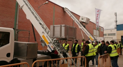 manejo de máquinas monta muebles