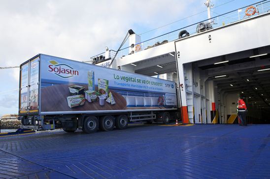 Camión STEF entrando en barco para transporte multimodal