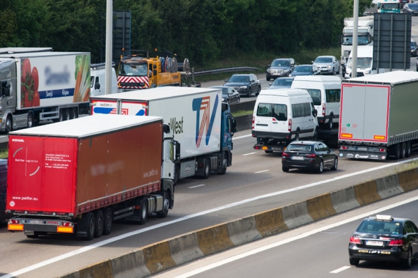 Autopista con restricción de camiones y turismos