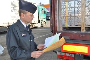 Policía alemán comprobando documentación de transporte