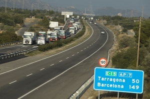 Autopista AP-7 con camiones a su paso