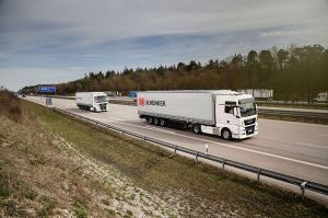 Camiones de DB Schenker en un proceso de platooning