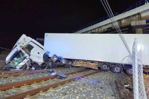 Camión destrozado por la DANA