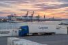 Camión en terminal portuaria
