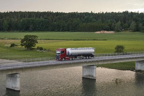 Camión cisterna circulando por carretera