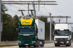 Autopista eléctrica con un camión enganchado a la catenaria