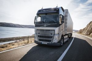 Camión circulando por una carretera española