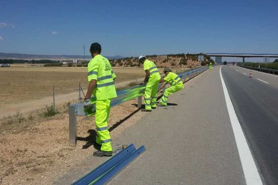 Operarios trabajando en una carretera