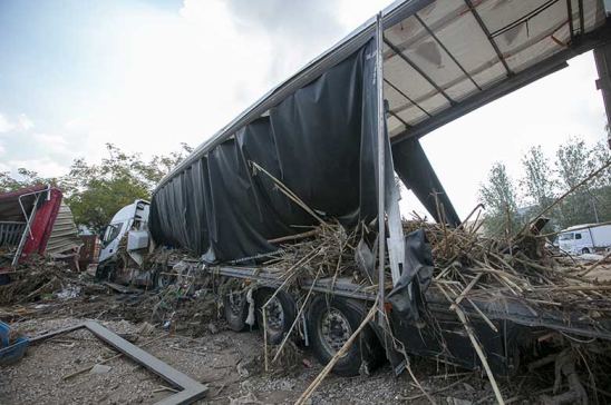 Camión destrozado por la DANA