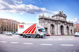 Camión circulando por el centro de Madrid