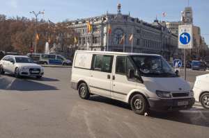 Furgoneta circulando por el centro de Madrid