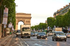 Camión circulando por París