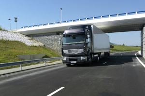 Camión circulando por autopista europea