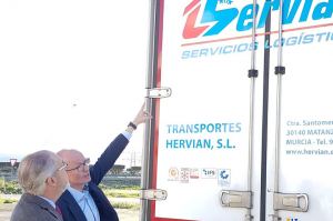 Manuel Pérezcarro y Ginés Fernández, de TDI, con el sistema implantado en un camión de transporte internacional