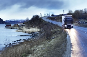 Camión circulando por carretera europea