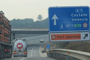 Camiones circulando por una autovía española