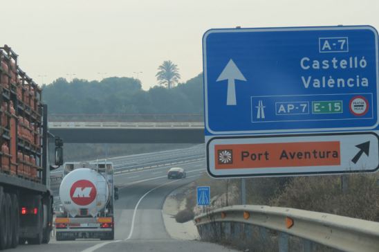 Camiones circulando por una autovía española