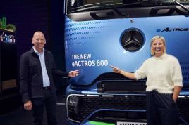 Mercedes Benz entrega 75 eActros a Simon Loos