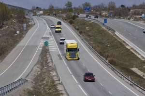 Camión circulando por autovía española