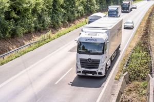 Camiones circulando por autopista