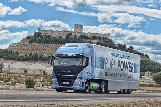 Camión circulando por carretera española