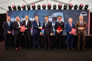 Desde la izquierda: Ali Oguz Tezgör, miembro de la Junta Directiva responsable de Finanzas de MAN Trucks Sp. z o.o.; Thorsten Campehl, CEO de MAN Trucks Sp. z o.o.; Michael Kobriger, miembro de la Junta Directiva responsable de Producción y Logística de MAN Truck &amp; Bus SE; Alexander Vlaskamp, CEO de MAN Truck &amp; Bus SE; Andrzej Domański, ministro de Finanzas y Economía de la República de Polonia; Artur Osuchowski, CEO de la Agencia Polaca de Inversiones y Comercio S.A.; Andrzej Kulig, CEO del Parque Tecnológico de Cracovia; Krystian Jarubas, CEO adjunto del Parque Tecnológico de Cracovia